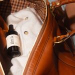 La brume textile nomade, idéal en voyage. Pour rafraîchir vos vêtements lors d'un voyage, une journée mouvementée ou diner au restaurant.